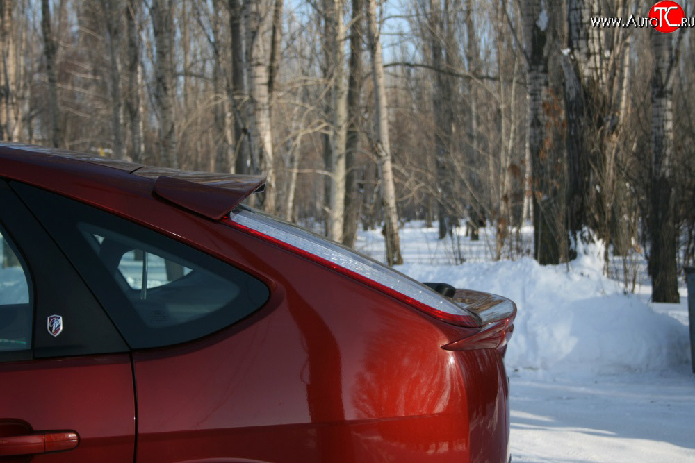 1 499 р. Спойлер AutoTC, очищающий заднее стекло Ford Focus 2 хэтчбэк 5 дв. рестайлинг (2007-2011) (Неокрашенный)  с доставкой в г. Омск