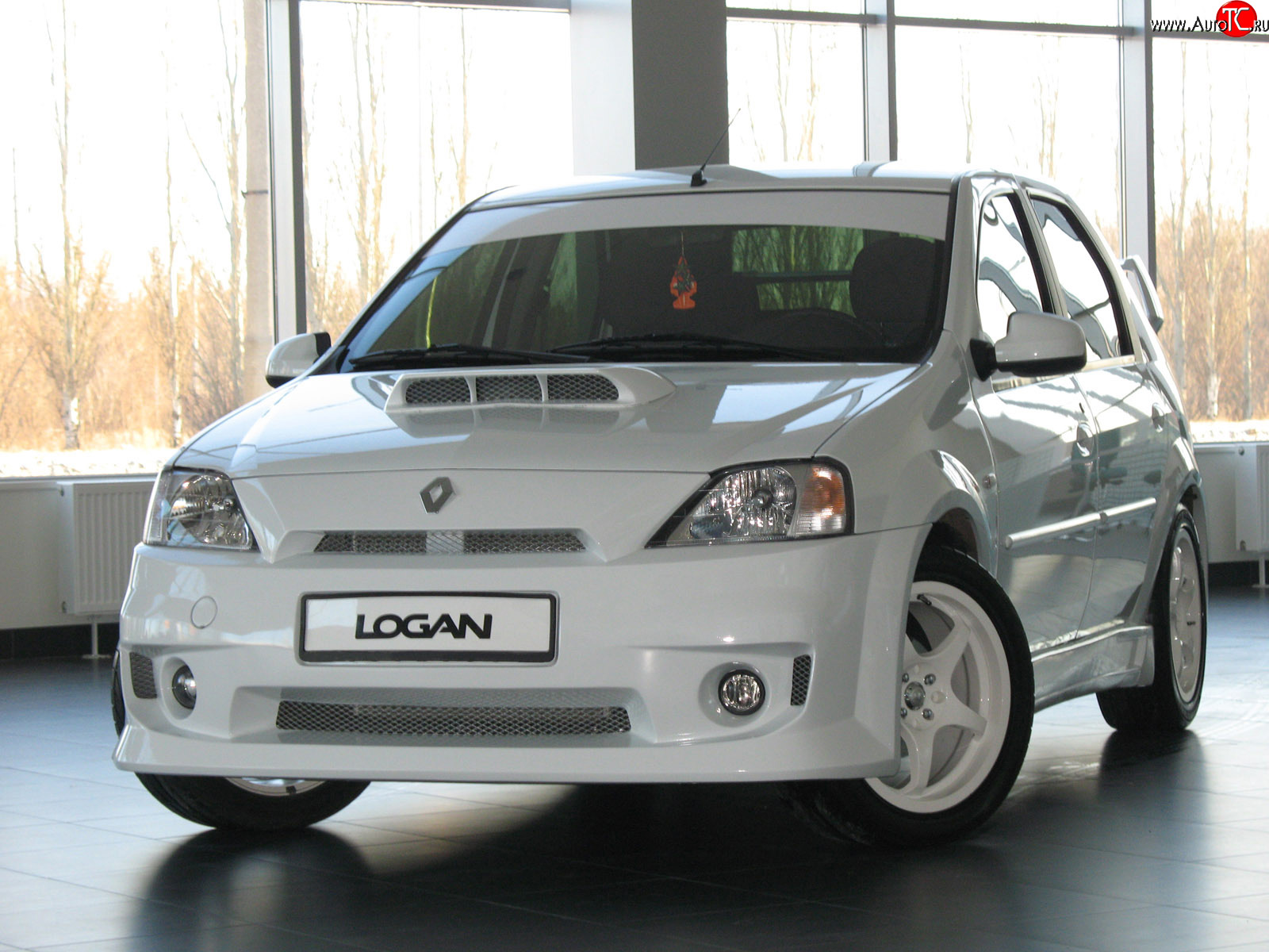 11 999 р. Передний бампер Power DM  Renault Logan  1 (2004-2010) дорестайлинг (Без сетки, Неокрашенный)  с доставкой в г. Омск