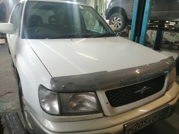 2 489 р. Дефлектор капота CA-Plastiс  Subaru Forester  SF (1997-2000) дорестайлинг (Шелкография карбон-серебро)  с доставкой в г. Омск. Увеличить фотографию 4