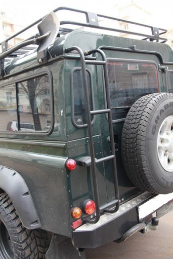 5 749 р. Лестница на крышу РИФ Land Rover Defender 110 1 L316 рестайлинг 5дв. (2007-2016)  с доставкой в г. Омск. Увеличить фотографию 2