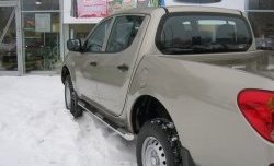 22 749 р. Защита порогов Russtal из трубы d76 мм с пластиковыми вставками для ног Mitsubishi L200 5 KK,KL рестайлинг (2018-2022) (Защита порогов с со скосами на торцах (вариант 1))  с доставкой в г. Омск. Увеличить фотографию 2