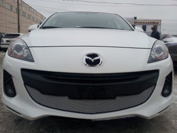 3 589 р. Защитная сетка в бампер (низ, ячейка 3х7 мм) Alfeco Стандарт  Mazda 3/Axela  BL (2011-2013) рестайлинг седан, рестайлинг, хэтчбэк (Хром)  с доставкой в г. Омск. Увеличить фотографию 1