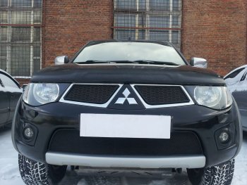 3 099 р. Защитная сетка в бампер (низ, ячейка 3х7 мм) Alfeco Стандарт  Mitsubishi L200  4 - Pajero Sport  PB (Чёрная)  с доставкой в г. Омск. Увеличить фотографию 1