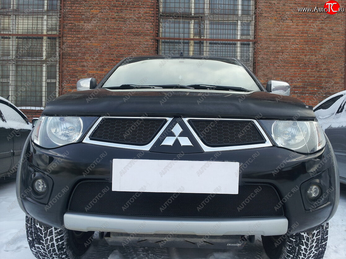 3 099 р. Защитная сетка в бампер (низ, ячейка 3х7 мм) Alfeco Стандарт  Mitsubishi L200  4 - Pajero Sport  PB (Чёрная)  с доставкой в г. Омск