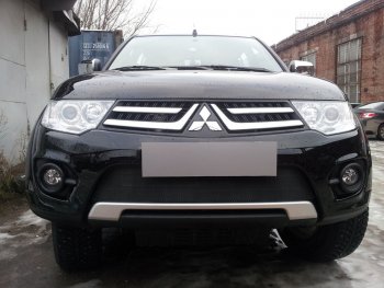 3 399 р. Защитная сетка в бампер (низ, ячейка 3х7 мм) Alfeco Стандарт  Mitsubishi L200  4 - Pajero Sport  PB (Чёрная)  с доставкой в г. Омск. Увеличить фотографию 1