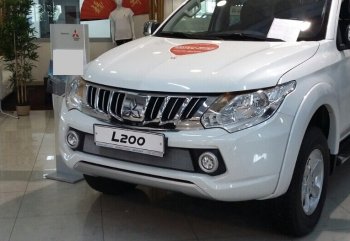 3 199 р. Защитная сетка в бампер (низ, ячейка 3х7 мм) Alfeco Стандарт  Mitsubishi L200  5 KK,KL (2015-2019) дорестайлинг (Хром)  с доставкой в г. Омск. Увеличить фотографию 2