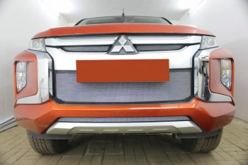 2 689 р. Защитная сетка в бампер (низ, ячейка 3х7 мм) Alfeco Стандарт Mitsubishi L200 5 KK,KL рестайлинг (2018-2022) (Хром)  с доставкой в г. Омск. Увеличить фотографию 1