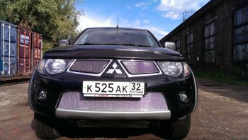 4 949 р. Защитная сетка в бампер (низ, ячейка 4х10 мм) Alfeco Премиум  Mitsubishi L200  4 (2006-2014)  дорестайлинг (Хром)  с доставкой в г. Омск. Увеличить фотографию 2