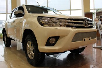 4 499 р. Защитная сетка в бампер (низ, ячейка 4х10 мм) Стрелка11 Премиум Toyota Hilux AN120 дорестайлинг (2016-2020) (Хром)  с доставкой в г. Омск. Увеличить фотографию 2