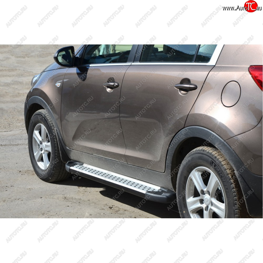 27 799 р. Пороги бумер алюминиевые с резинкой, Техно Сфера  KIA Sportage ( 1 JA,  2 JE,KM,  3 SL,  4 QL,  5 NQ5) (1993-2025) дорестайлинг,  рестайлинг, дорестайлинг, рестайлинг, дорестайлинг, рестайлинг (Черный глянец)  с доставкой в г. Омск