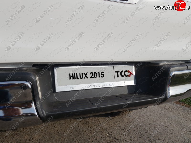 6 249 р. Рамка гос. номера ТСС Тюнинг Toyota Hilux AN120 1-ый рестайлинг (2017-2020) (нержавейка)  с доставкой в г. Омск