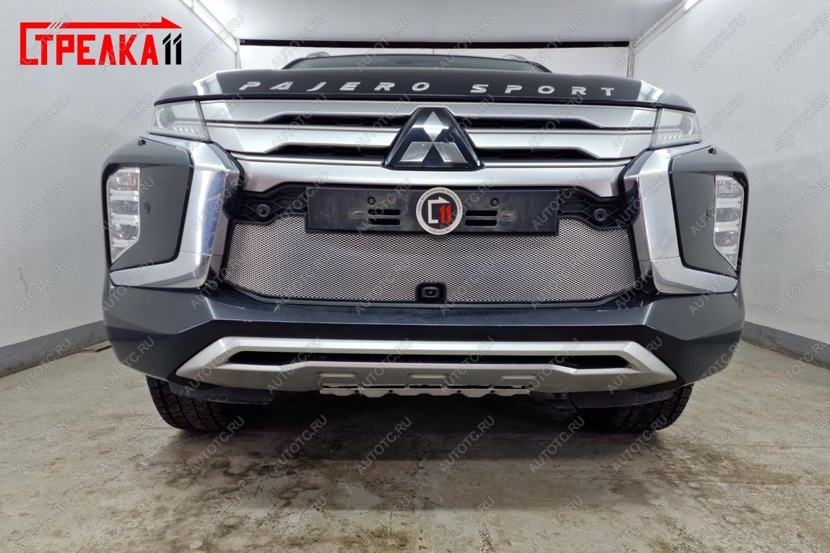 3 599 р. Защита радиатора (с камерой) Стрелка11 Стандарт  Mitsubishi Pajero Sport  QF (2019-2022) рестайлинг (черная)  с доставкой в г. Омск