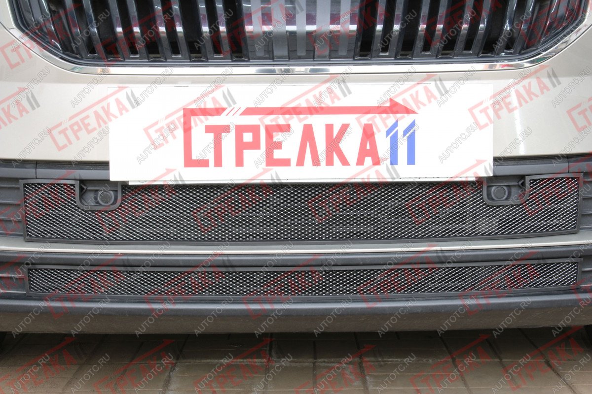 5 199 р. Защита радиатора (низ с парктроником 2 части) Стрелка11 Стандарт  Skoda Karoq  NU7 (2020-2024) рестайлинг (черная)  с доставкой в г. Омск