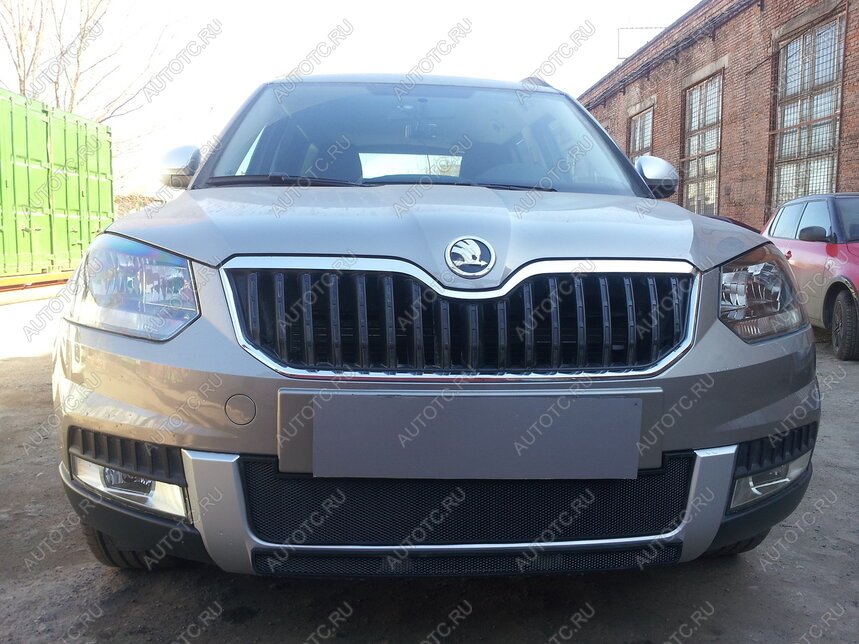 2 299 р. Защита радиатора (нижняя) (Outdoor) Стрелка11 Стандарт  Skoda Yeti (2013-2018) (черная)  с доставкой в г. Омск