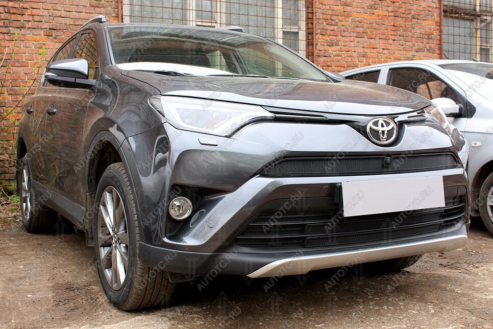 2 799 р. Защита радиатора (верх с камерой) Стрелка11 Стандарт  Toyota RAV4  XA40 (2015-2019) 5 дв. рестайлинг (черная)  с доставкой в г. Омск