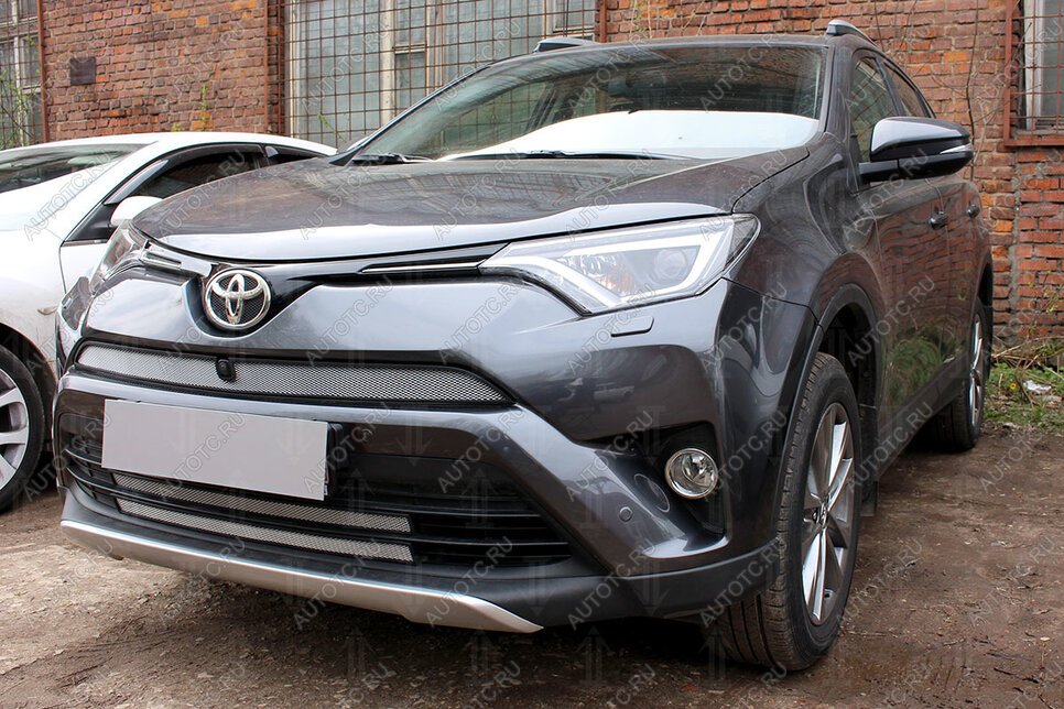 2 969 р. Защита радиатора (верх с камерой) Стрелка11 Стандарт  Toyota RAV4  XA40 (2015-2019) 5 дв. рестайлинг (хром)  с доставкой в г. Омск