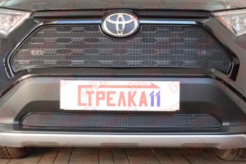 3 299 р. Защита радиатора (верх с парктроником, камерой) Стрелка11 Стандарт  Toyota RAV4  XA50 (2018-2024) 5 дв. дорестайлинг (черная)  с доставкой в г. Омск. Увеличить фотографию 2