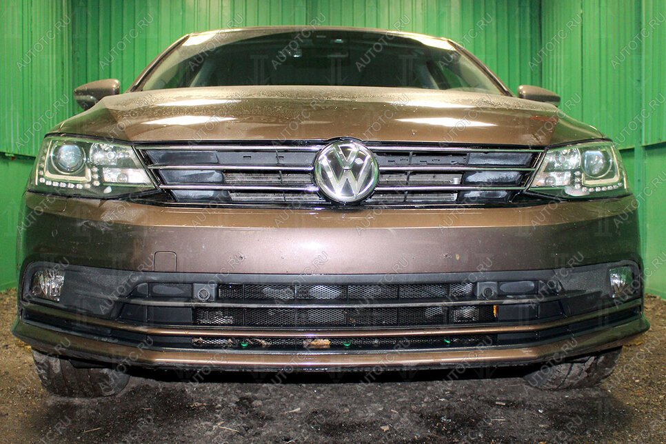 4 799 р. Защита радиатора (3 части с парктроником) Стрелка11 Стандарт  Volkswagen Jetta  A6 (2015-2018) седан рестайлинг (черная)  с доставкой в г. Омск