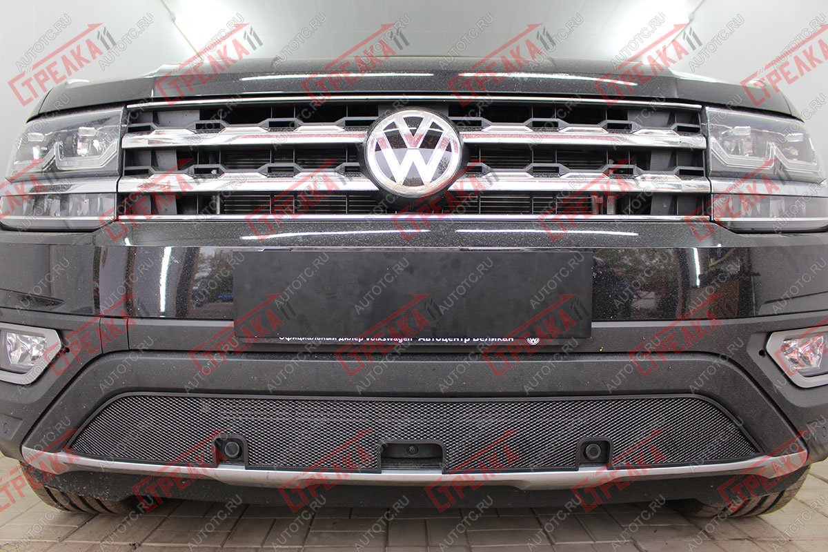 3 399 р. Защита радиатора (низ с камерой и парктроником) Стрелка11 Стандарт  Volkswagen Teramont  CA1 (2016-2020) дорестайлинг (черная)  с доставкой в г. Омск