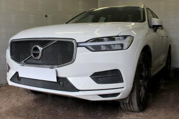 3 499 р. Защита радиатора (Inscription) (верх 2 части) Стрелка11 Стандарт  Volvo XC60 (2017-2022) (черная)  с доставкой в г. Омск. Увеличить фотографию 1