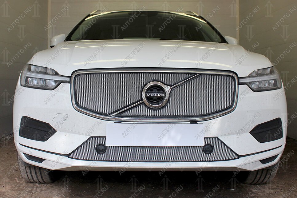 3 789 р. Защита радиатора (Inscription) (верх 2 части) Стрелка11 Стандарт  Volvo XC60 (2017-2022) (хром)  с доставкой в г. Омск