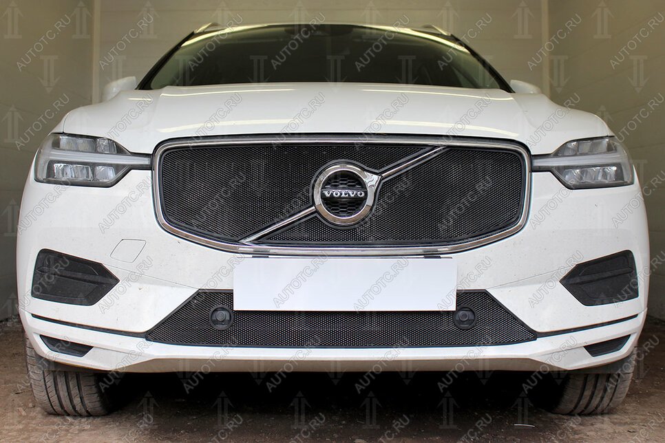 3 899 р. Защита радиатора (R-Design) (верх 2 части) Стрелка11 Стандарт  Volvo XC60 (2017-2022) (черная)  с доставкой в г. Омск