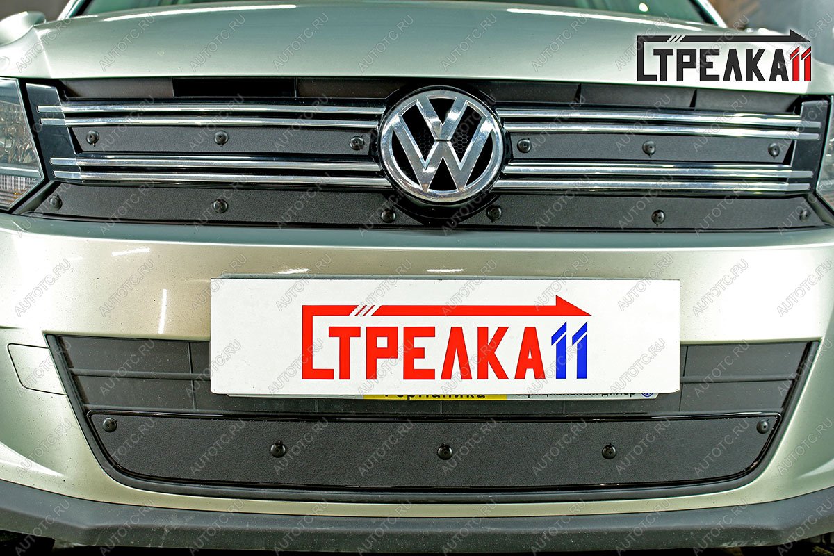 1 459 р. Зимняя заглушка решетки радиатора (верх 4 части) Стрелка11  Volkswagen Tiguan  NF (2011-2017) рестайлинг (черная)  с доставкой в г. Омск