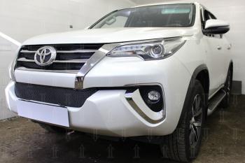 3 999 р. Защита радиатора (верх) (Black Onyx) Стрелка11 PREMIUM Toyota Fortuner AN160 рестайлинг (2020-2024) (черная)  с доставкой в г. Омск. Увеличить фотографию 1