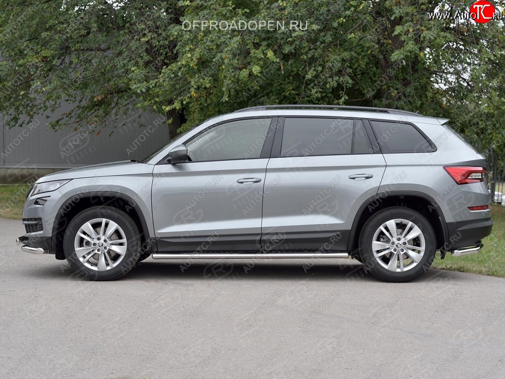 31 649 р. Порожки для ног (Ø120х60 мм с проступью, нержавейка) Russtal Skoda Kodiaq NU7 дорестайлинг (2017-2021)  с доставкой в г. Омск