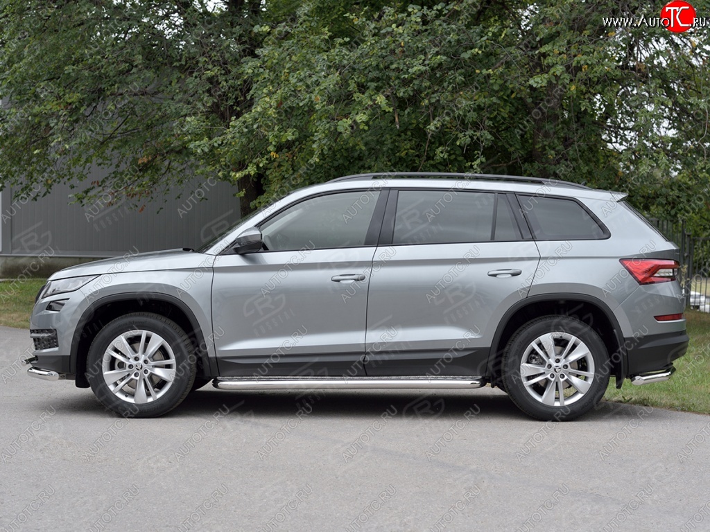 22 449 р. Порожки для ног (труба Ø63) SLITKOFF  Skoda Kodiaq  NU7 (2017-2021) дорестайлинг (Вариант 2 (лист алюм, проф.сталь))  с доставкой в г. Омск