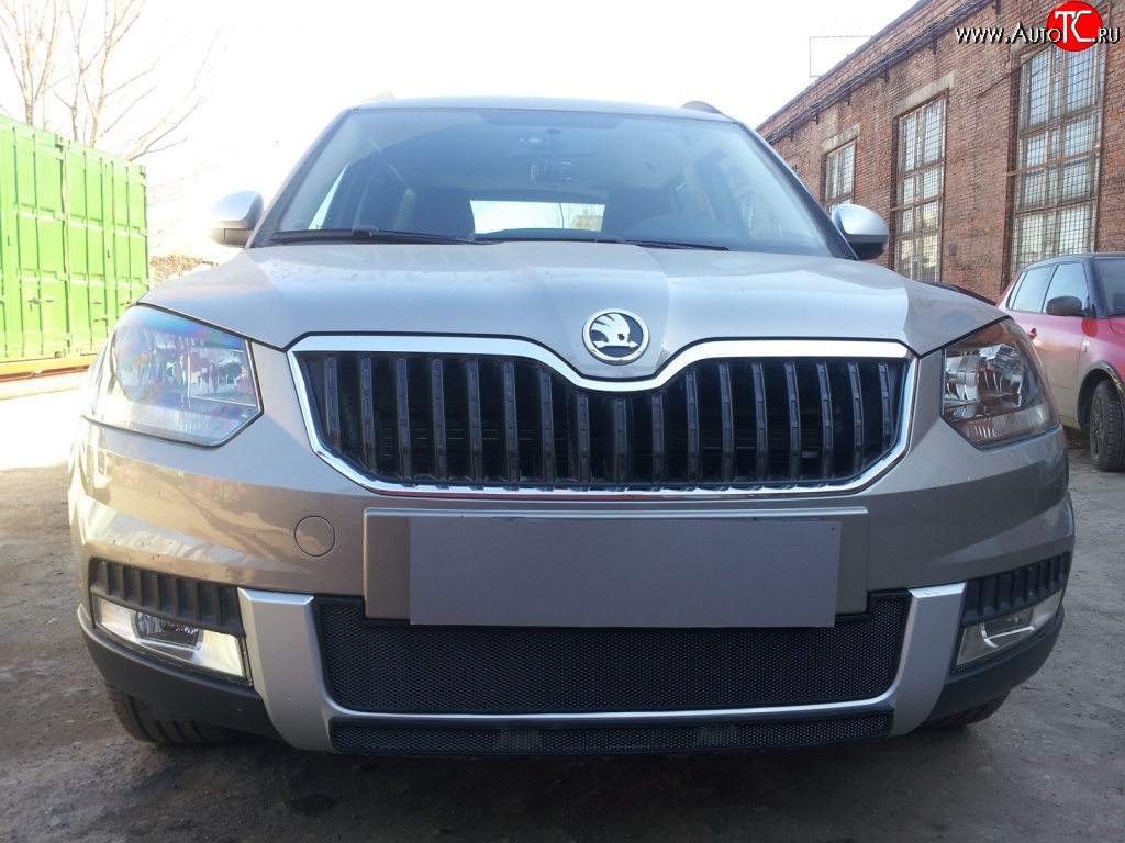 1 399 р. Нижняя сетка на бампер Outdoor Russtal (черная)  Skoda Yeti (2013-2018)  с доставкой в г. Омск