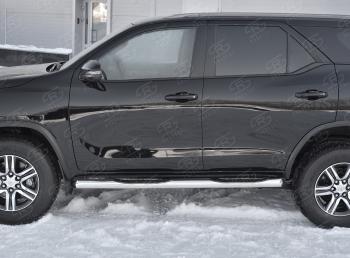 24 549 р. Защита порогов (Ø76 мм, с проступью) SLITKOFF  Toyota Fortuner  AN160 (2020-2025) рестайлинг (торцы со скосами 45°, полированная нержавейка)  с доставкой в г. Омск. Увеличить фотографию 2