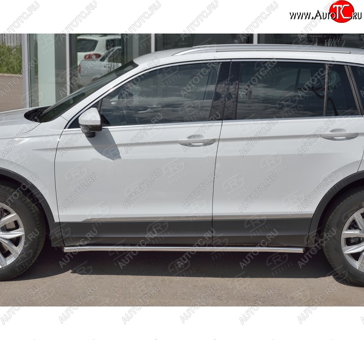 14 799 р. Защита порогов из круглой трубы диаметром 42 мм Russtal v1 Volkswagen Tiguan Mk2 дорестайлинг (2016-2020)  с доставкой в г. Омск