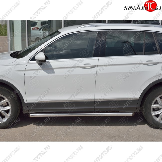 16 299 р. Защита порогов из круглой трубы диаметром 63 мм Russtal v1 Volkswagen Tiguan Mk2 дорестайлинг (2016-2020)  с доставкой в г. Омск