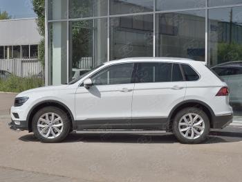 31 649 р. Защита порогов (Ø120х60 мм с проступью, NOT R-LINE) Russtal Volkswagen Tiguan Mk2 рестайлинг (2020-2022) (полированная нержавейка)  с доставкой в г. Омск. Увеличить фотографию 2